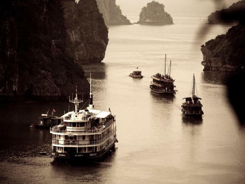 Emeraude Classic Cruises Hotel Ha Long Bagian luar foto